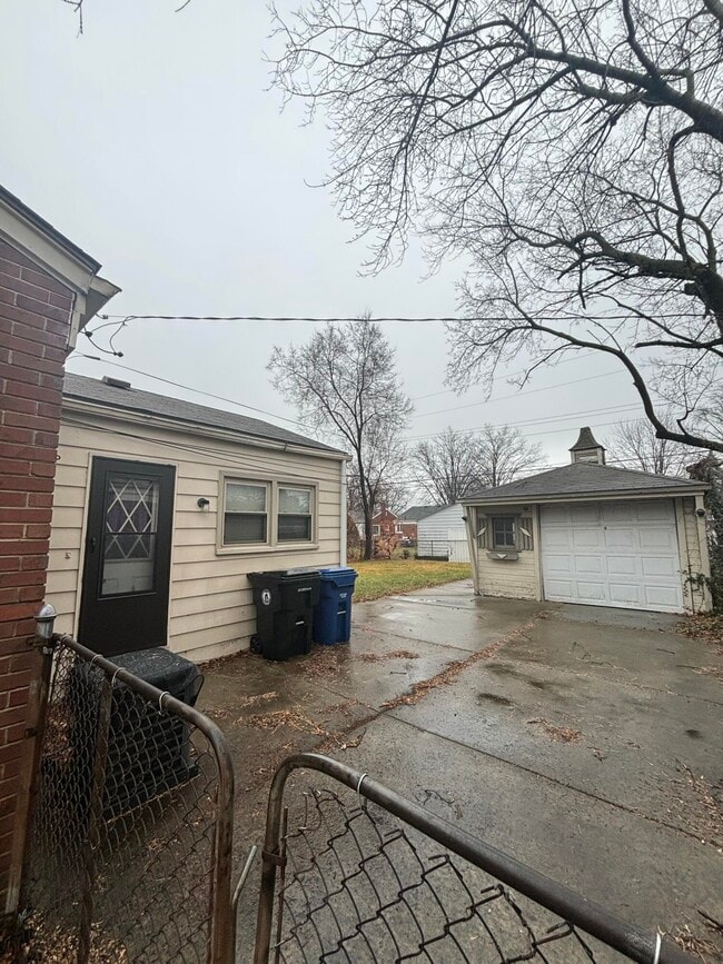 Building Photo - 12116 Columbia Ave