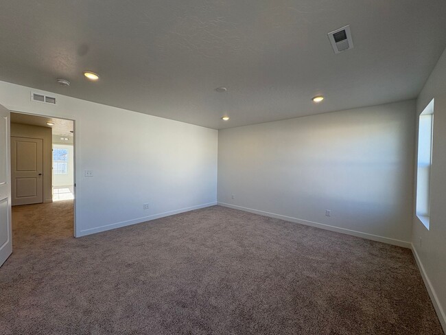 Building Photo - Gorgeous End-Unit Townhome in beautiful Salem!