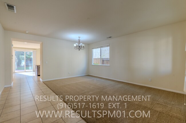 Building Photo - Spacious Lincoln 4 Bedroom 2.5 Bath w Club...