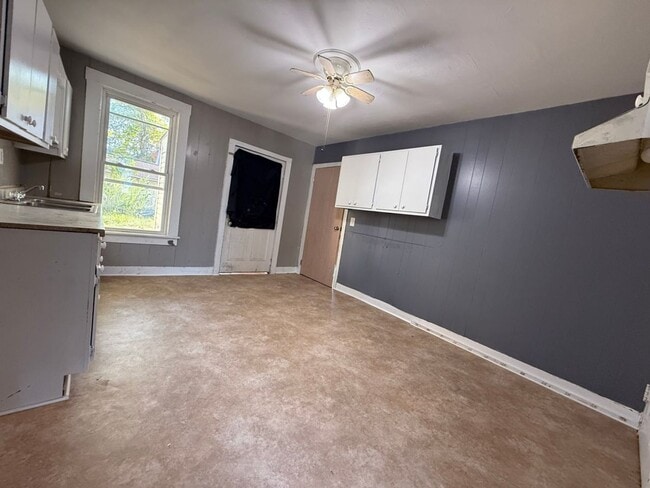 Building Photo - Charming Home Available