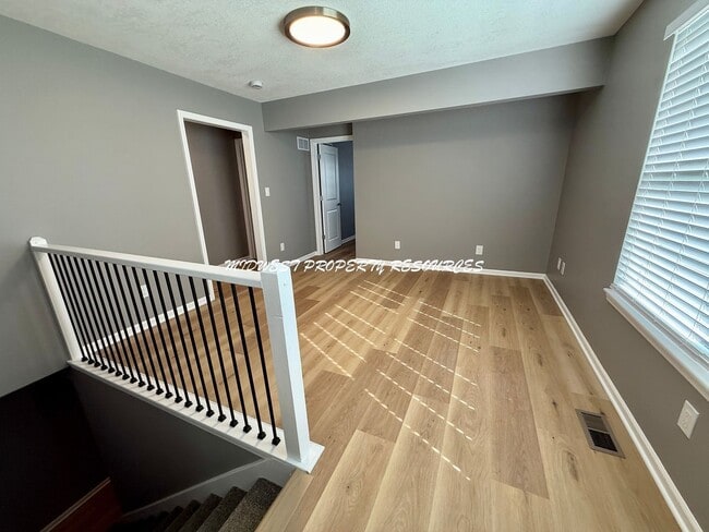 Building Photo - Large Updated 3 Bedroom/2 Bath Duplex in L...