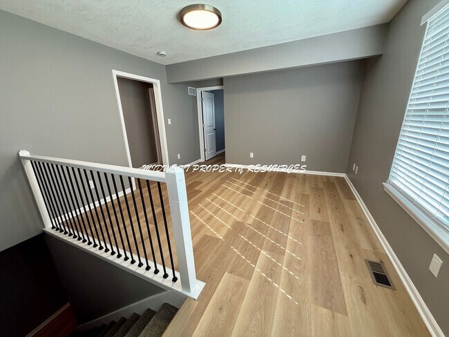 Building Photo - Large Updated 3 Bedroom/2 Bath Duplex in Lee's Summit