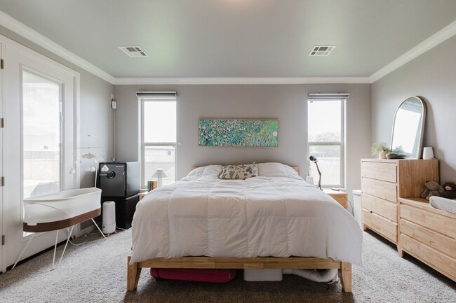 Building Photo - Modern 5 Bedroom Home with Solar Panels - MOVE IN SPECIAL: FIRST MONTH FREE!