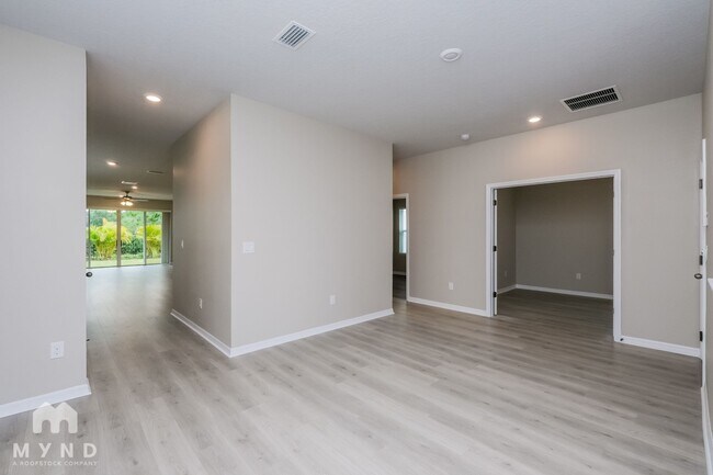 Building Photo - 5530 Silver Sun Dr