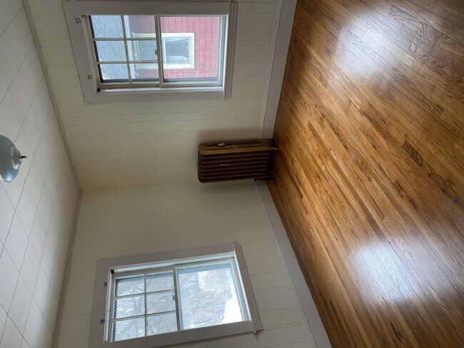 Building Photo - 1200 sq ft 3 bed 1 bath Brighton apartment!