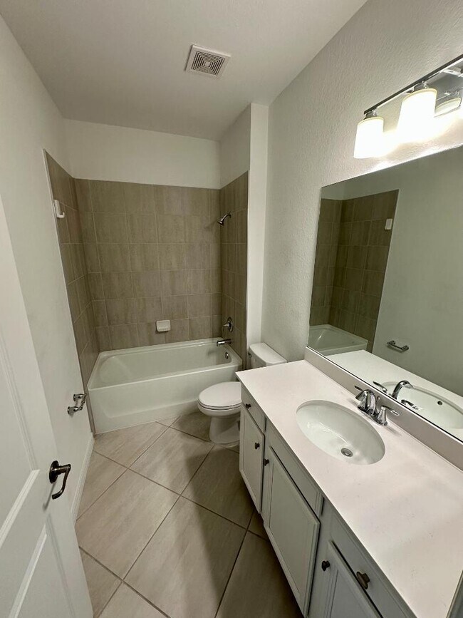 Building Photo - 1696 Alameda Dr