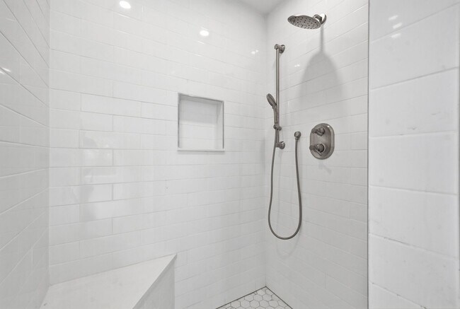 Building Photo - 5116 Shore Dr