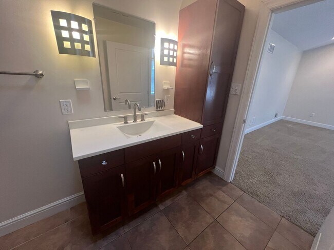 Building Photo - Beautiful 4 Bedroom/ 2.5 Bath with Integra...