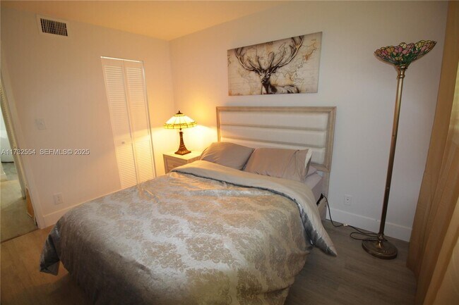 Building Photo - 3002 NE 5th Terrace