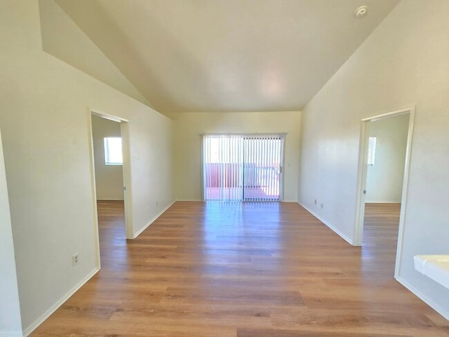 Building Photo - Upstairs/ Spacious/ 2 bedrooms / 2 bathrooms