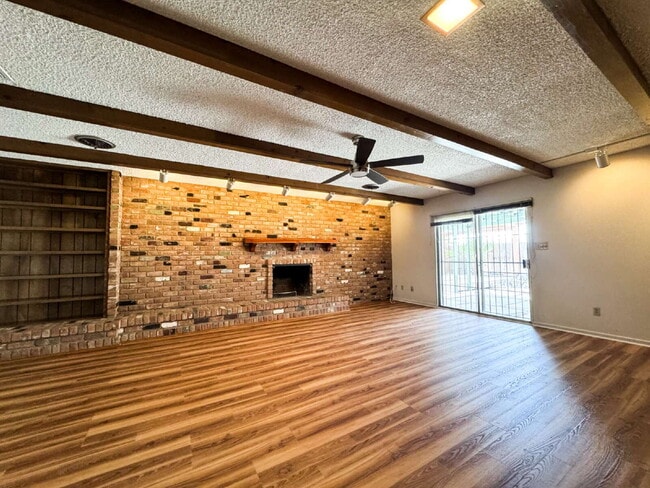 Building Photo - "Charming 3 Bedroom, 2 Bathroom Home with Spacious Living"