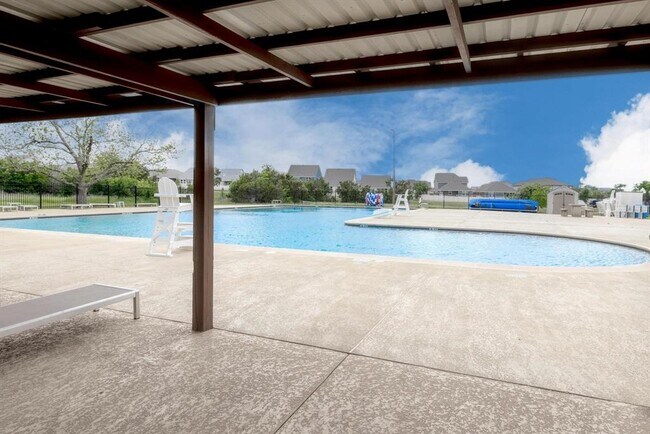 Building Photo - 320 Creek Dr