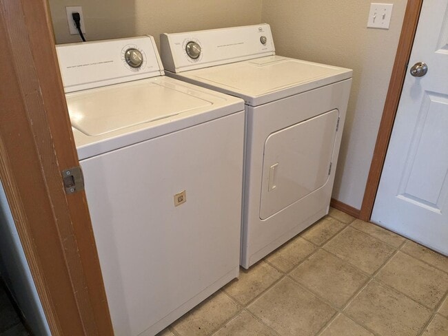 Building Photo - Beautiful 3 Bed 2.5 Bah Home in Auburn