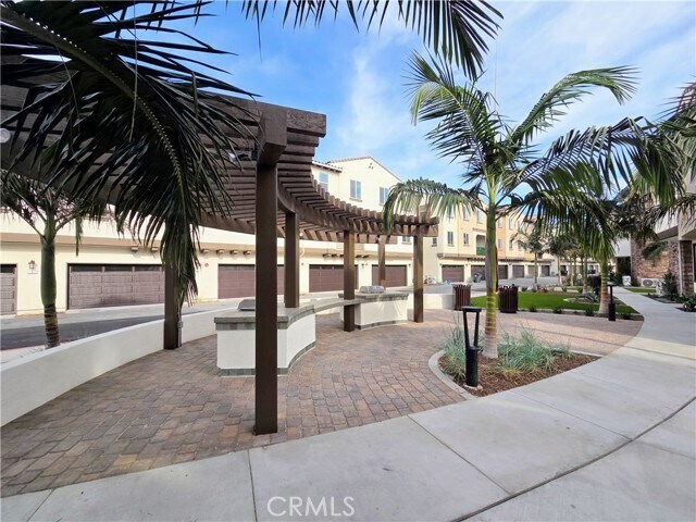 Building Photo - 2420 E Lincoln Ave