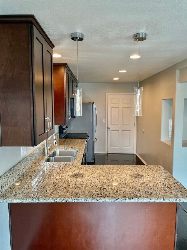 Building Photo - Large Fletcher Hills Home With 3 car Garag...