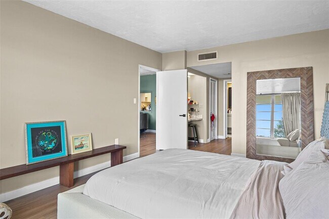 Building Photo - 7461 W Country Club Dr N