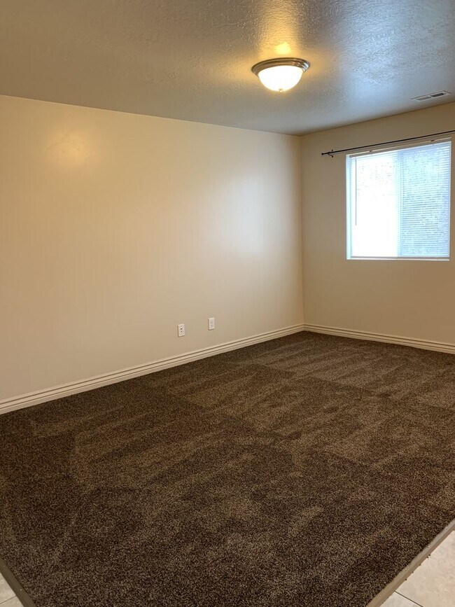 Building Photo - 3 Weeks Rent Free! | Spacious 3 Bed 2.5 Bath Townhome in West Haven | Garage + Pool Community Ame...