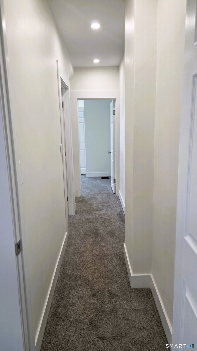 Building Photo - 14 Meadow St