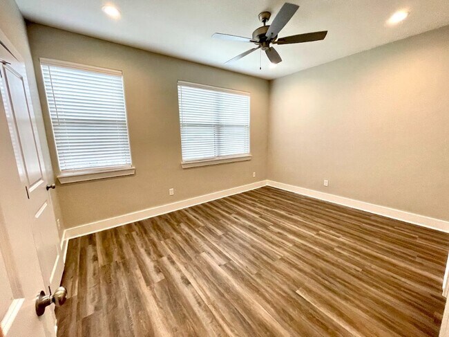 Building Photo - 710 Vassar Ct