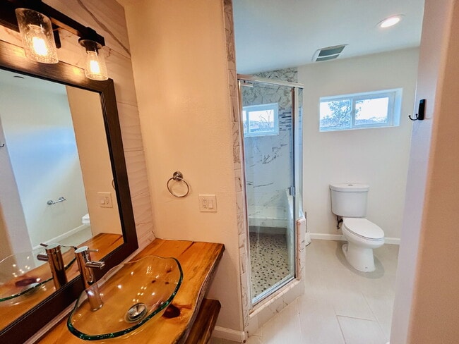 Building Photo - Gorgeous 3 bd, 2.5 ba on 1 acre