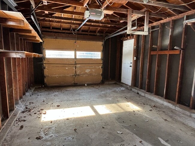 Building Photo - 5653 Indianola Ave