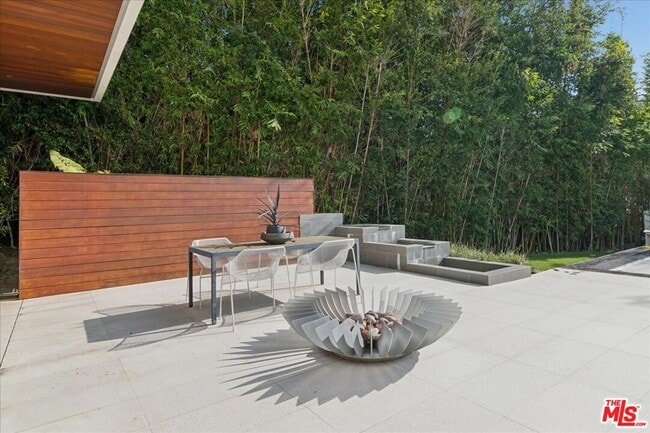 Building Photo - 1232 Sunset Plaza Dr