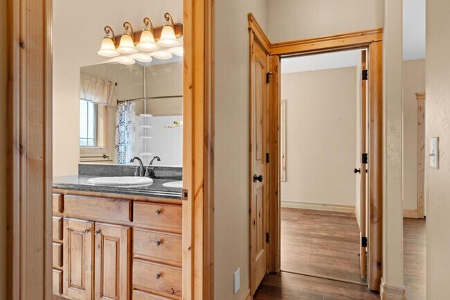 Building Photo - 2612 Eastview Dr