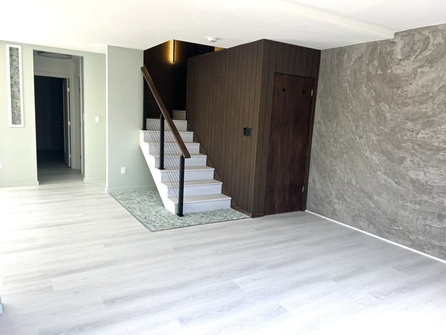 Building Photo - Koko Isle Circle - 4 bedroom, 3 bath townh...