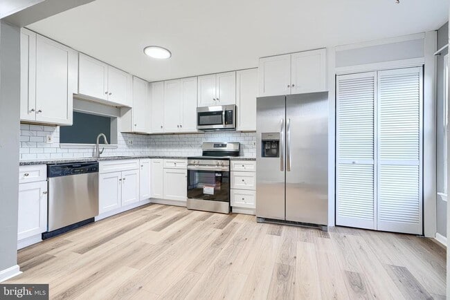 Building Photo - 28 Sandstone Ct