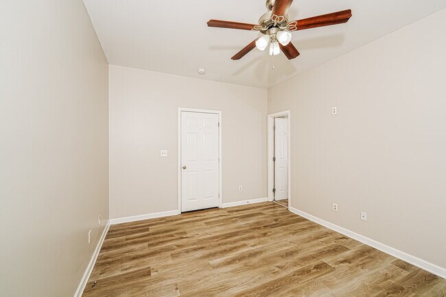Building Photo - 310 Hidden Ridge Dr