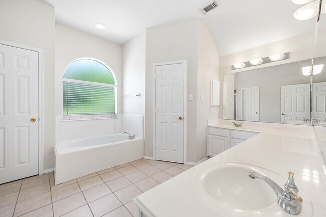 Building Photo - 7902 Feather Springs Dr