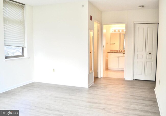 Building Photo - 7111 Woodmont Ave