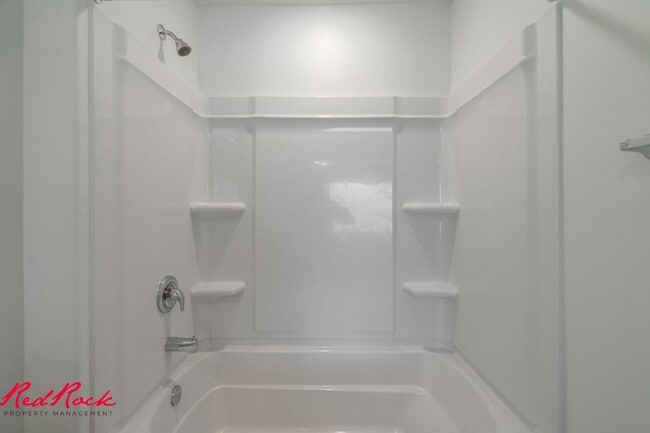 Building Photo - Dog Friendly! 3 Bedroom 2 Bathroom Townhome in Long Valley.