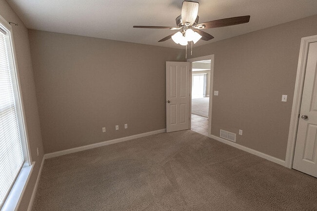 Building Photo - 2303 Roslyn Ct