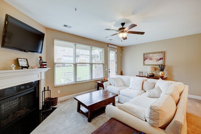 Building Photo - Hendersonville Townhome with Garage, Fireplace & Walk-In Closet