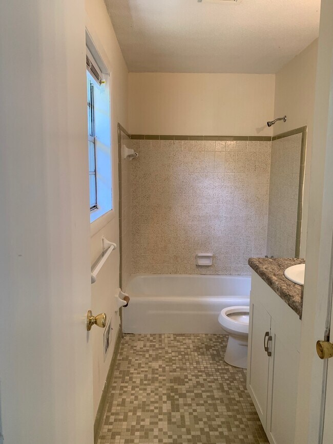 Building Photo - 1 Bedroom, 1 Bath Duplex Apartment on the Eastside