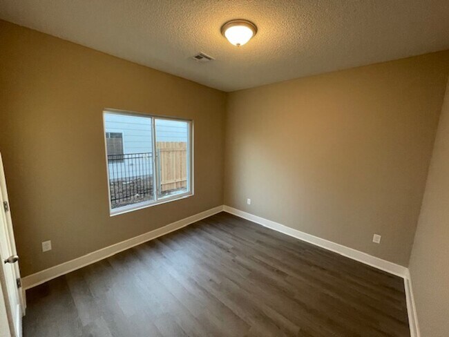 Building Photo - 9208/10 E Wassall