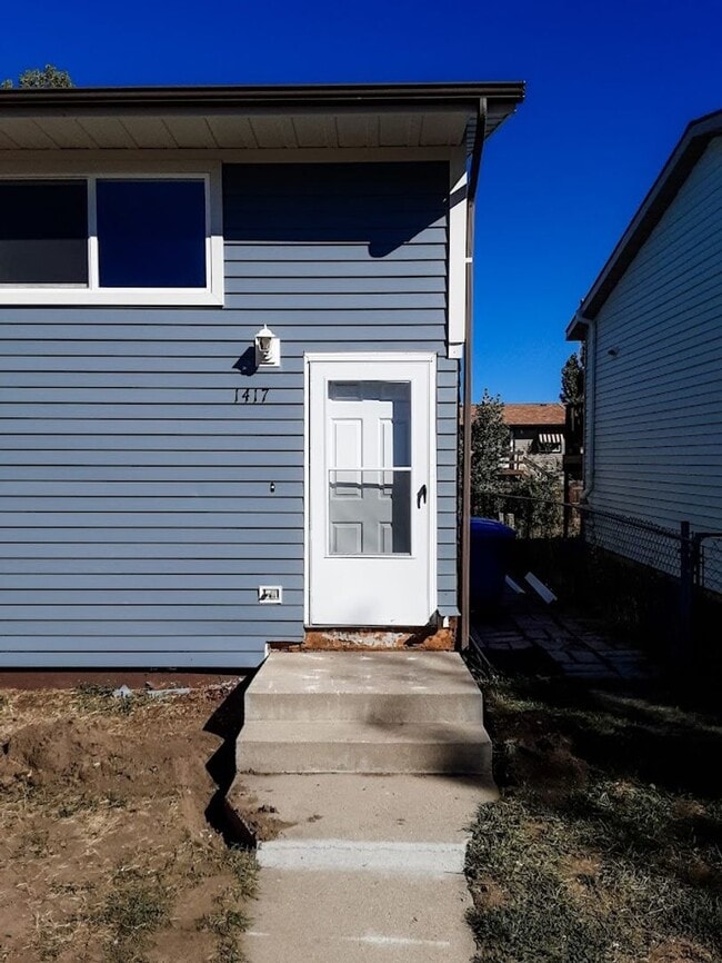 Building Photo - 4 Bed/ 2 Bath Townhome!