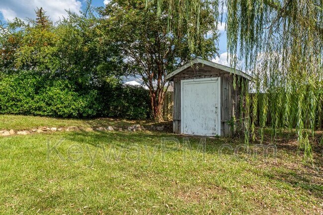 Building Photo - 219 Rainbow Falls