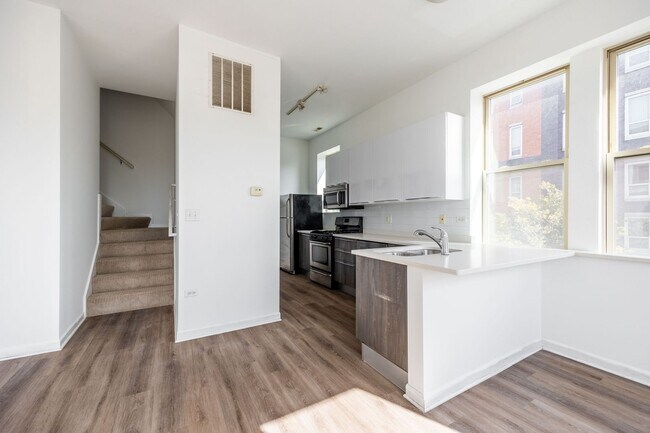 Building Photo - Spacious 2BR/2.5BA Duplex-Up in Humboldt Park with In-Unit Laundry!