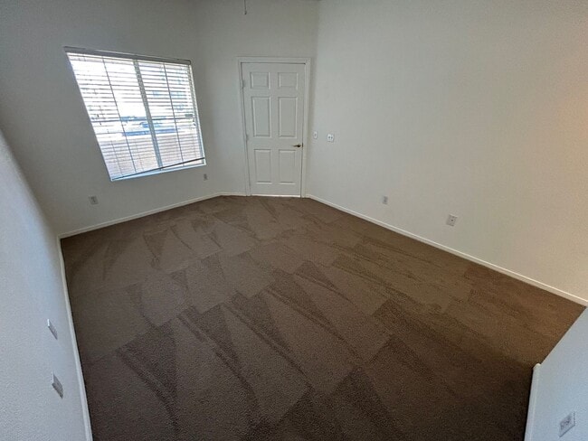 Building Photo - SPACIOUS 2 BEDROOM, 2 BATHROOM UPSTAIRS CO...