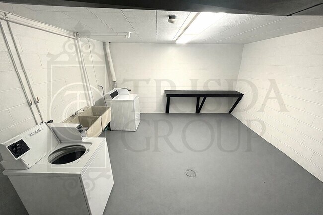 Building Photo - Move In Ready! North Hills School District, Parking, Updated 2 BR, Quartz Countertops, AC, Laundr...