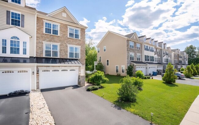 Building Photo - Spacious End-Unit Townhome for Rent in Mer...
