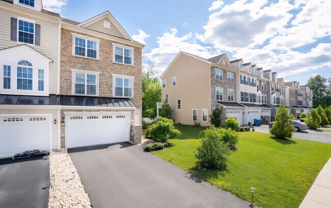 Building Photo - Spacious End-Unit Townhome in Meridian Crossing | 2,850+ Sq Ft | Resort-Style Amenities. $3,095.0...