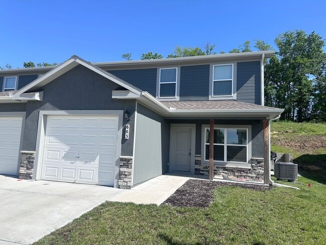 Building Photo - 3 Bed | 2.5 Bath | 1 Car Garage Duplex in Pleasant Hill w/ Special