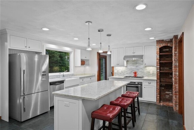 Building Photo - 6 Mary Ann Dr