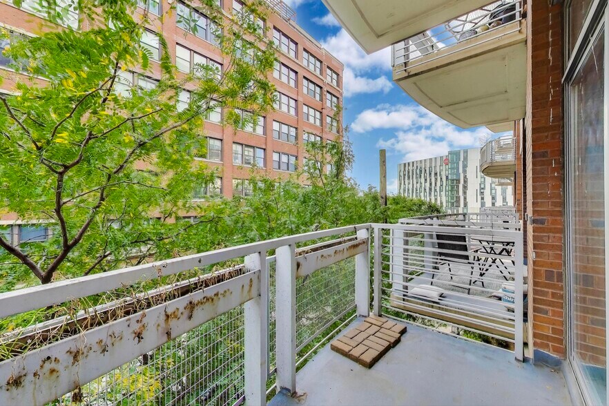 Building Photo - 933 W Van Buren St