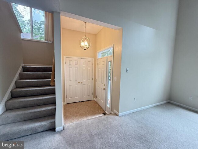 Building Photo - 1234 Lakeview Dr