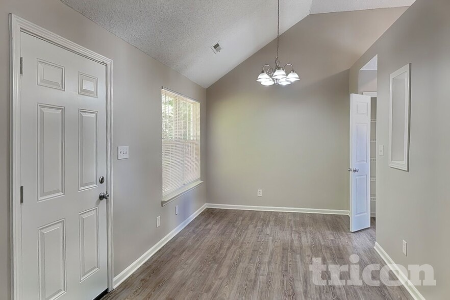Building Photo - 8820 Kismet Dr