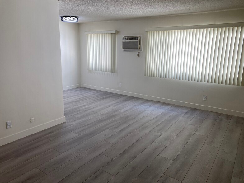 Building Photo - 422 N Hayworth Ave